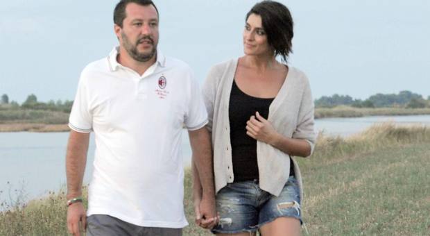 Elisa Isoardi, dedica d'amore a Matteo Salvini. La polemica dei fan: «Vi sembra il momento?»