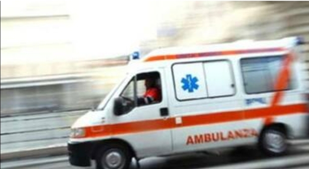 Rubano ambulanza per fare una rapina al bar: colpo fallito