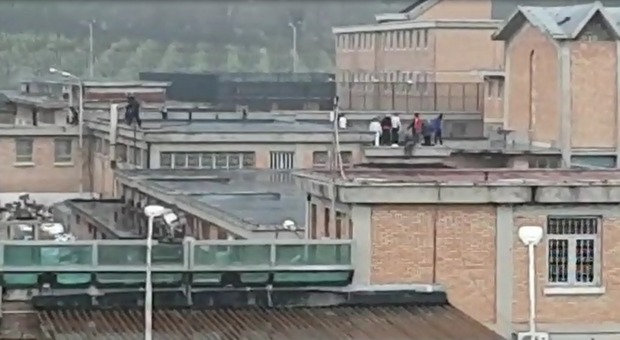 Salerno, sequestri in cella: detenuto sale sul tetto del carcere per protestare