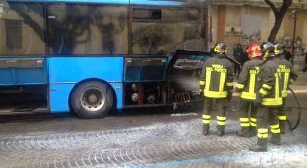 Paura in centro a Taranto: prende fuoco il bus dei pendolari Sud-est