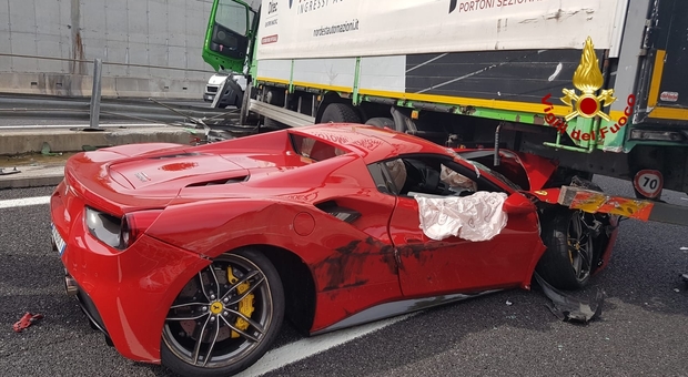 Ferrari 488 si infila sotto il camion, l'incidente in A4