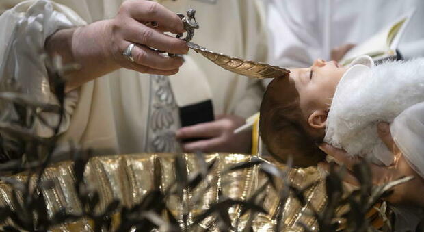 Prete sbaglia la formula del battesimo per 26 anni: «I sacramenti sono nulli. Tutto da rifare per centinaia di fedeli»