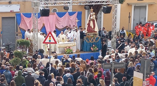 Madonna delle Galline a Pagani, il vescovo Giudice contestato in piazza