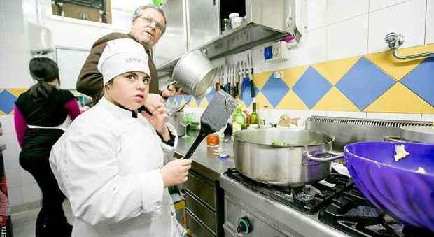 Una ragazza del Gruppo MAH impegnata in cucina
