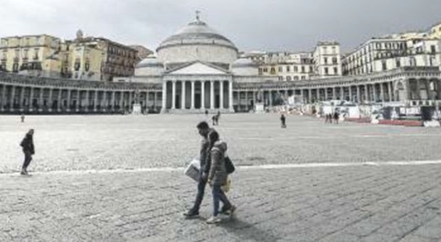 Coronavirus a Napoli, la grande fuga dei turisti: il lungomare si svuota, market e negozi deserti