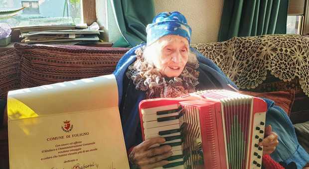 Foligno nonna Palmira, 106 anni, è la decana cittadina dei centerari. «Il mio segreto: canto e suono la fisarmonica»