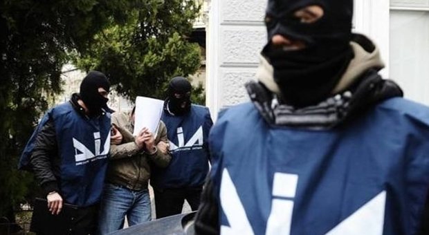 'Ndrangheta, 26 arresti per corruzione, estorsione e droga
