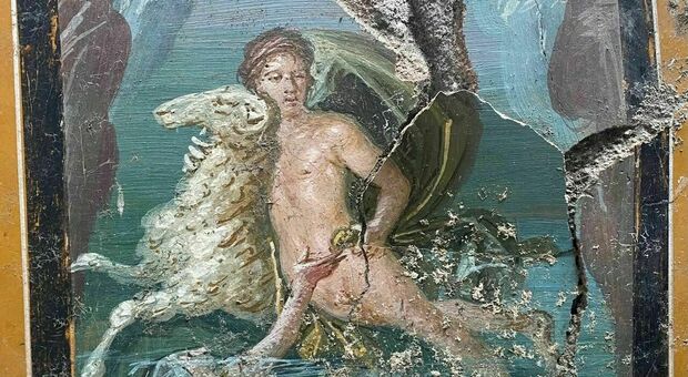 Pompei, spunta uno straordinario affresco: «L'amore di Frisso e Elle tra le acque del mare»