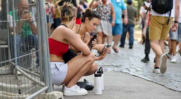 Caldo a Roma, bottigliette d'acqua a quattro euro: il "ricatto" degli abusivi ai turisti