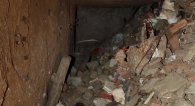 250 metri cubi di rifiuti pericolosi seppelliti in una cavità a Napoli