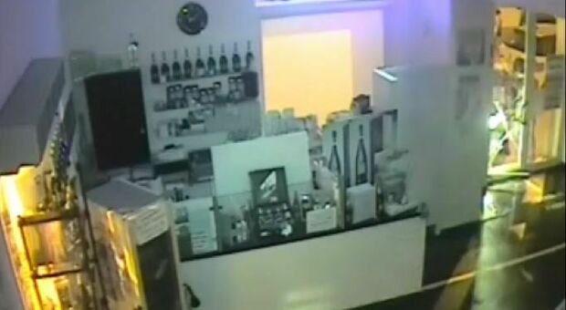 L'immagine dell'assalto al bar catturata dalla telecamera di sicurezza del locale