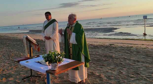 Messa all'alba in spiaggia: “sold out" dopo l'invito del parroco FOTO
