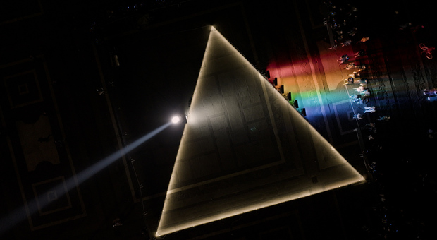 Milano, l'omaggio ai Pink FLoyd: luci arcobaleno per i 50 anni dell'album "The Dark Side of the Moon"