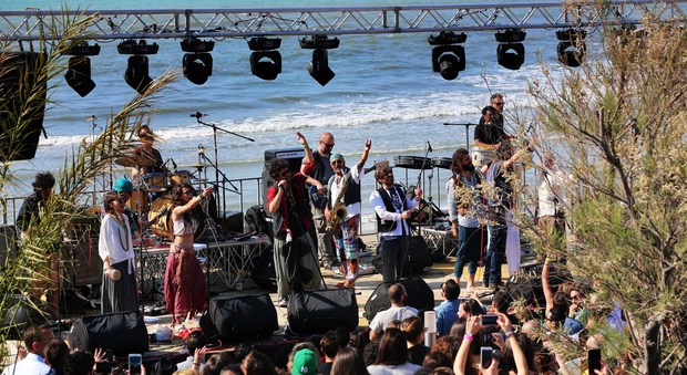 Musica dal vivo, mare e sorrisi per gli habitué di Spiaggia Romana
