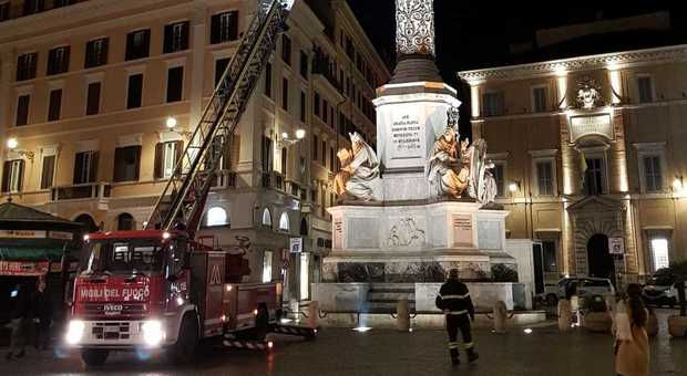 Roma, vigili del fuoco in piazza di Spagna: intervento sulla madonnina