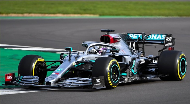 Formula 1, la Mercedes scalda i motori, in pista a Silverstone con Bottas