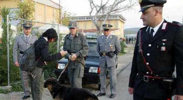 Battipaglia, blitz antidroga dei carabinieri davanti alle scuole