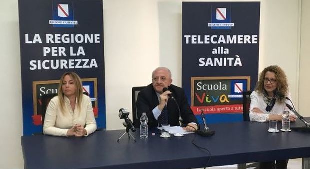 Napoli, De Luca: «Le stese? Sceneggiata, ora telecamere nel rione Sanità»
