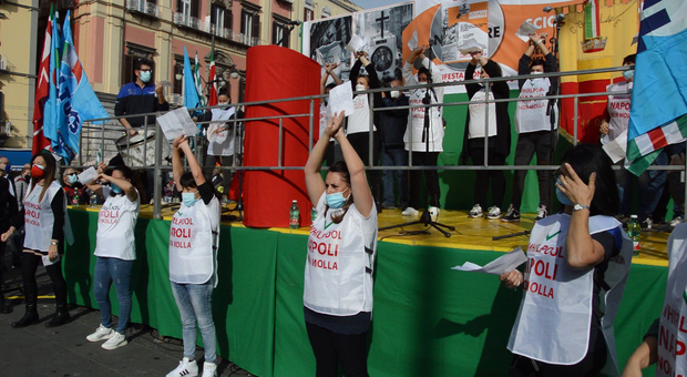 Whirlpool, sciopero generale in piazza Dante e flash mob dei lavoratori: «Siamo il simbolo della lotta»