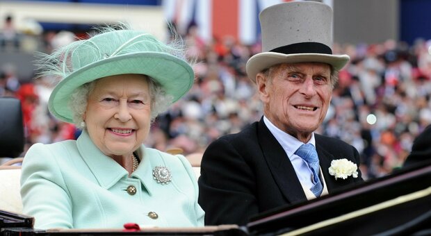 La regina Elisabetta torna ai doveri reali a quattro giorni dalla morte del principe Filippo. Sabato i funerali