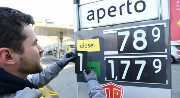 Napoli, i dieci distributori di benzina più economici: prezzi più alti rispetto ad aprile
