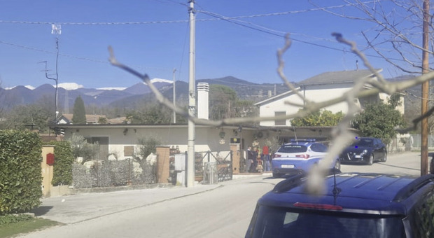 La polizia davanti alla casa dell'anziana di Cassino dove è avvenuta la rapina choc