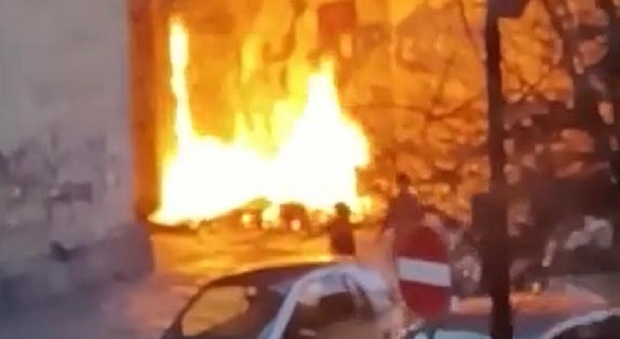 Napoli: nuovo incendio sfregia la chiesa di Sant'Eligio, baby gang fuori controllo