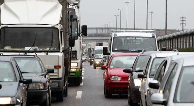 Roma, auto si ribalta sull'A1: traffico in tilt