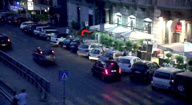 Droga, parcheggiatori e lavoro nero nei pub: blitz nei luoghi della movida a Napoli