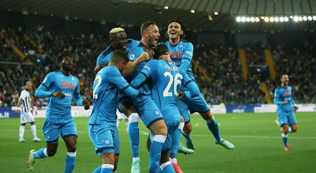 Serie A, il Napoli batte l'Udinese e vola da solo in vetta