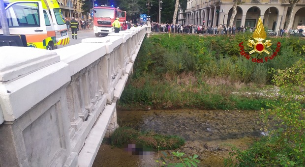 Tragedia in centro: badante di 49 anni cade dalla balaustra del ponte e muore