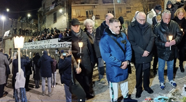 Paolo Bricca, con la candela in mano, a fianco al vescovo Spreafico durante una veglia per Thomas