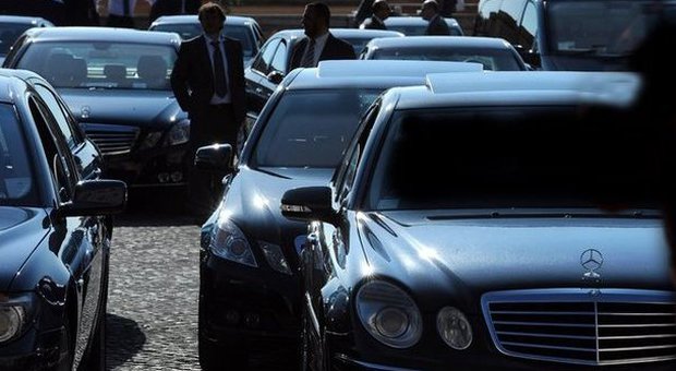 Regione Campania, la scelta di De Luca: «Subito in vendita le auto di lusso»