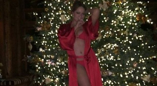 Mariah Carey, sexy strip: in bikini per i suoi fan su Instagram