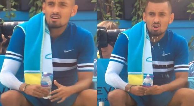 Tennis, Kyrgios mima la masturbazione durante la partita e viene multato