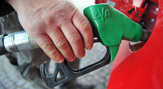 Il consumo di carburante in Italia continua a diminuire