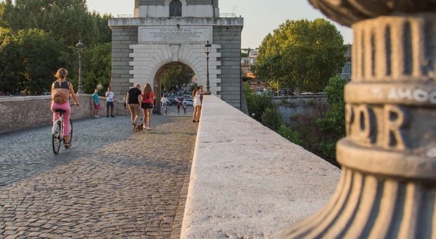 Roma, tenta di gettarsi nel Tevere: studentessa di 21 anni salvata a Ponte Milvio