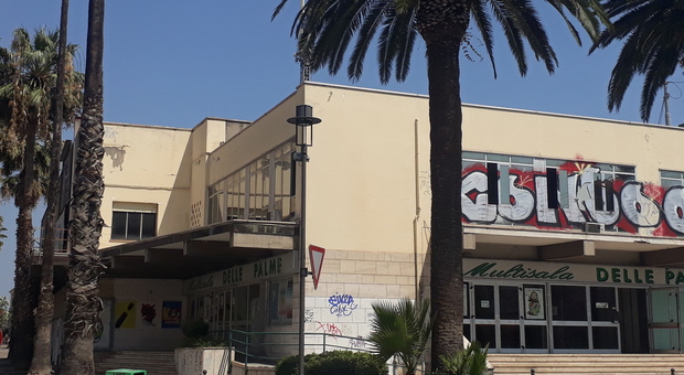 Coperto di graffiti e rifugio per senzatetto: come è ridotto l’ex cinema delle Palme a San Benedetto