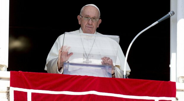 L'abito per Papa Francesco cucito dai detenuti di Secondigliano
