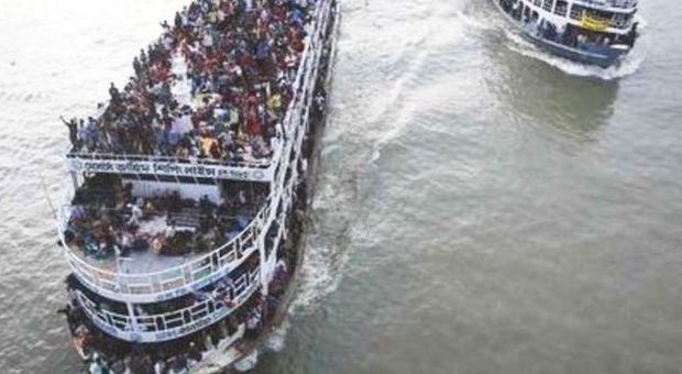 Traghetto affonda in India