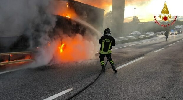 Incidente ad Avellino sull'autostrada: Tir carico di birre in fiamme, traffico ko