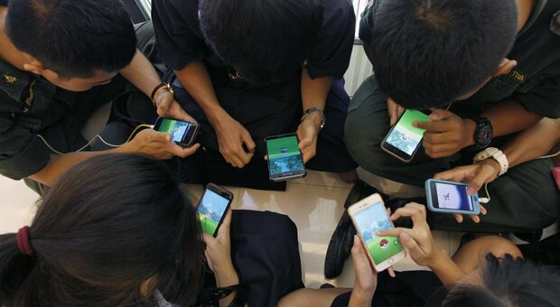 A scuola senza cellulare: istituto vieta smartphone a studenti e ai professori. «Distrae anche loro»