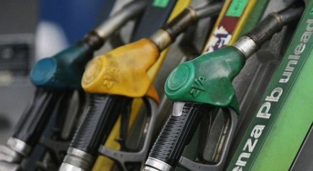 Benzina e gasolio sempre più cari: al self service 1,621 e 1.490 Ecco come trovare i prezzi più bassi