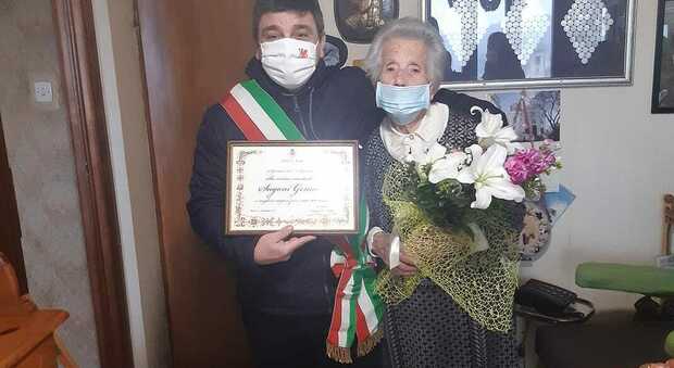 Gemma Sugoni, la centenaria, insieme al sindaco Francesco De Rebotti.