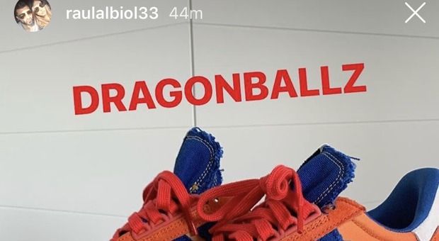 Napoli, Albiol con le nuove Adidas: lo spagnolo fan di Dragon Ball