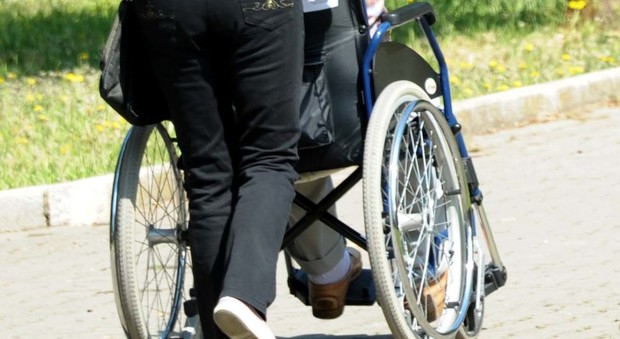 Pineto, trova il posto per disabili occupato e chiede di spostare la bici: picchiato 42enne sulla sedia a rotelle