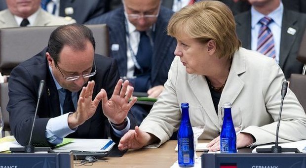 La Francia sfida l'Ue: «Basta austerità, deficit/pil al 4,4%». Merkel polemica: «Fate i compiti»