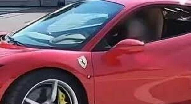 Bimbo alla guida di una Ferrari nel Napoletano, Borrelli insiste: «I genitori vanno puniti»