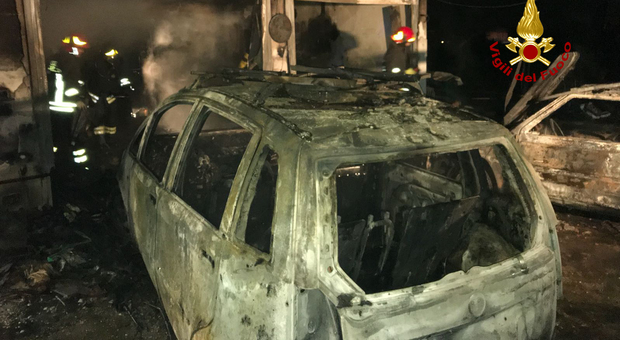 Le due auto distrutte dopo l'incendio di stanotte
