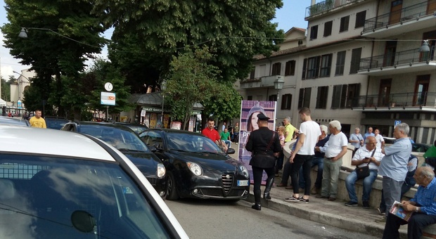 Rieti, parcheggia l'auto in mezzo alla carreggiata e blocca il traffico in piazza Cavour: necessario l'intervento dei carabinieri